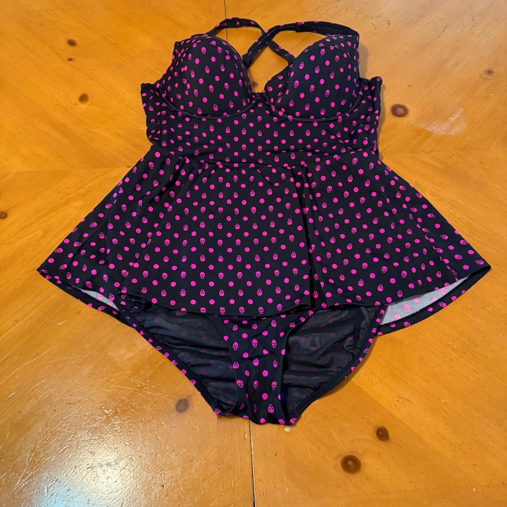 Torrid Black & Pink Skull Dot Print Peplum One Piece Swimwear Sz 1 Pin-up Goth - Picture 4 of 16